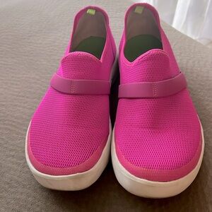 Oofos oomg eezee low Womens size 10 shoes pink slip on recovery sneakers